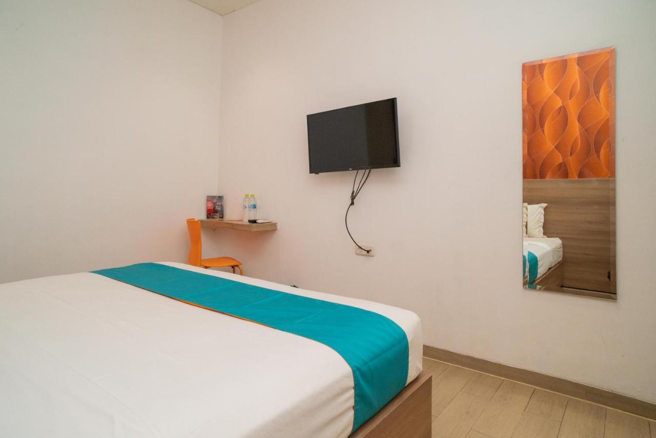 Sans Hotel Kupang Indah Surabaya By Reddoorz Екстер'єр фото
