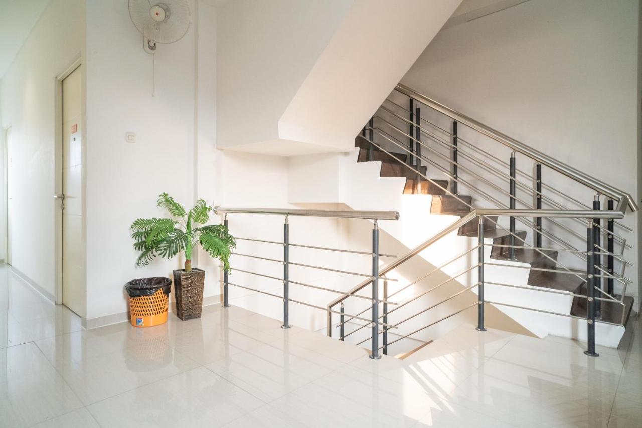Sans Hotel Kupang Indah Surabaya By Reddoorz Екстер'єр фото